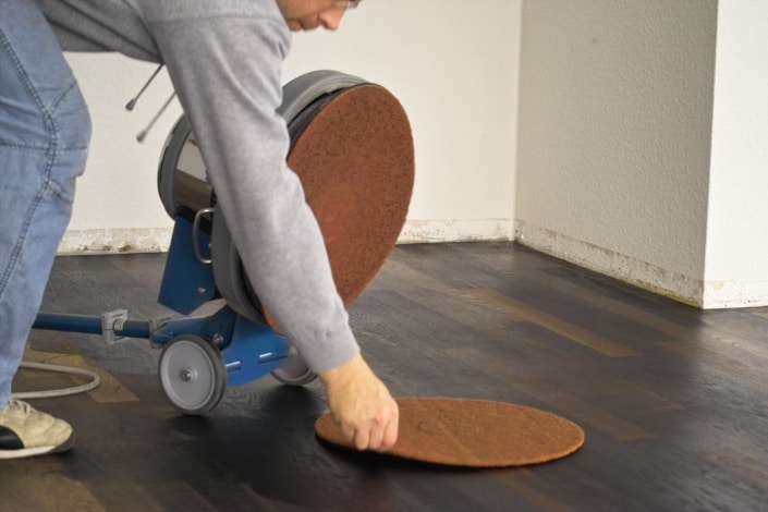 Arbeiter beim Parkett schleifen in Frankfurt